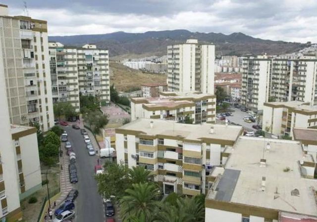 Amenaza con matar a su hija menor tras llevársela a la fuerza y disparar a la fachada de un bloque en Málaga