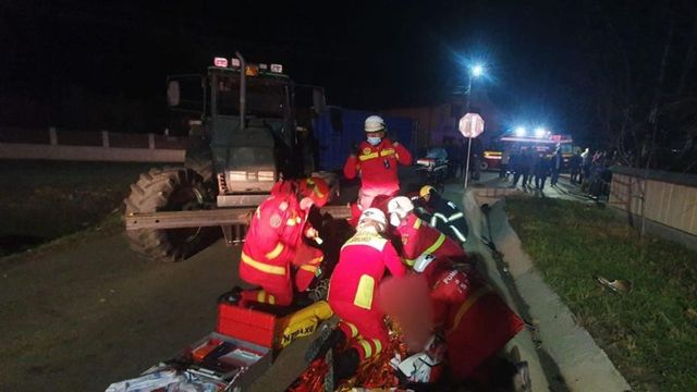 Un copil de 13 ani a murit, iar un altul a fost rănit după ce scuterul pe care circulau a fost lovit de un tractor