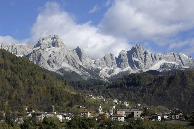 Belluno, in ritardo per la messa non si ferma all’alt e travolge tre ciclisti durante una gara