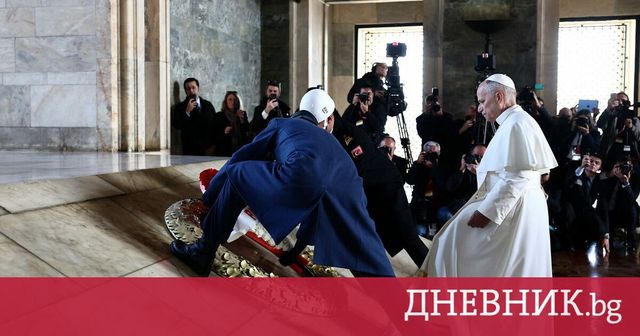 Папата кацна в Анкара, ще даде пресконференция с Ердоган