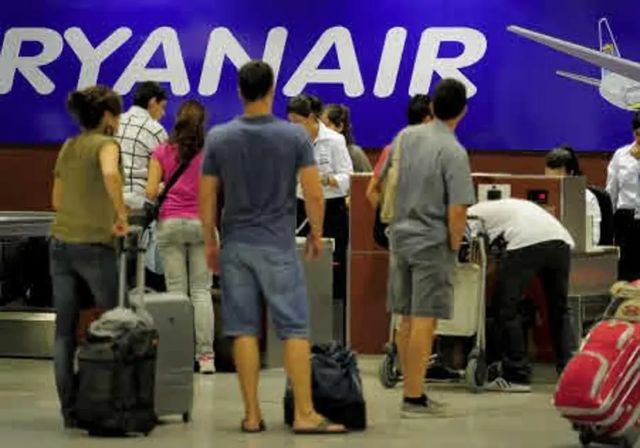 Los billetes de avión de las 'low cost' se encarecen 56 euros por el equipaje de mano