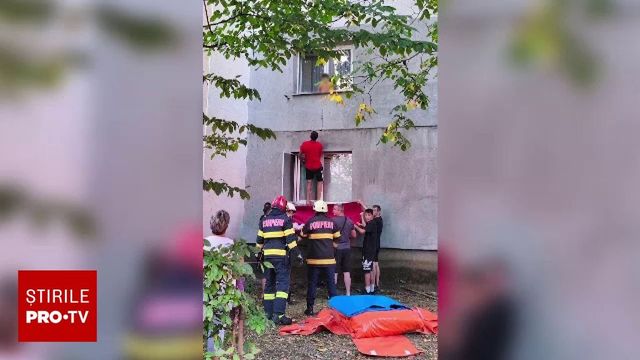 Un copil de doi ani aflat pe pervaz la primul etaj al unui bloc, salvat în ultima clipă de pompierii maramureșeni