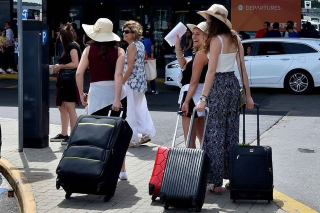 Viaggi aerei, torna il limite dei 100 ml nel bagaglio a mano: disagi per gli aeroporti che avevano acquistato i nuovi scanner