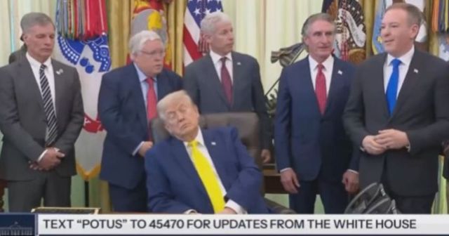 Trump si addormenta di nuovo nello Studio Ovale. Il video è virale