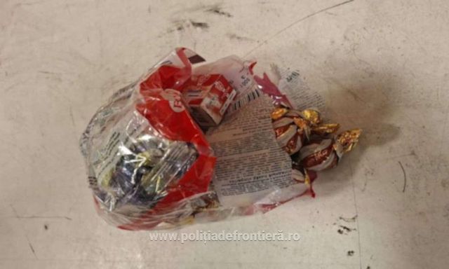 50 de cartușe ascunse într-o pungă cu dulciuri au fost descoperite la frontiera Albița într-un autocar de pe ruta Moldova–Italia