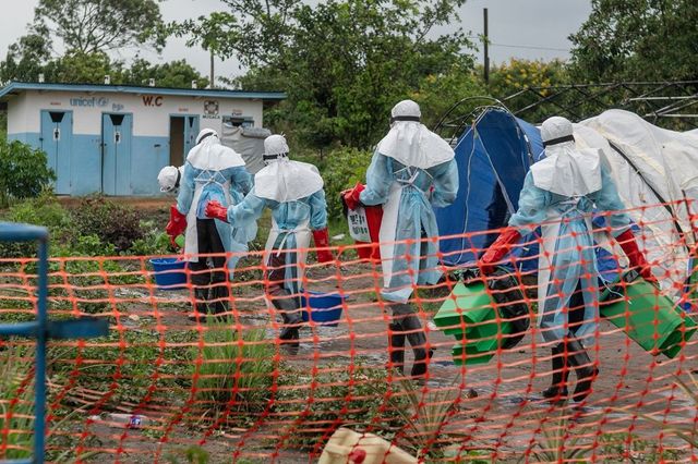 Ebola, la minaccia si allarga: il cittadino degli Usa e la mossa dei Cdc