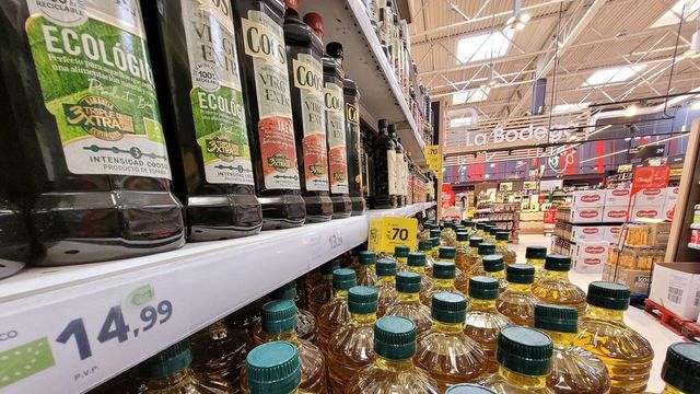 El aceite de oliva se vende casi 5 euros más caro según la ciudad donde se compre