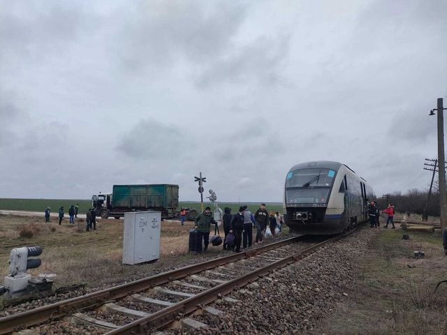 Tren avariat după ce a lovit remorca unui camion. Pasagerii - preluați de altă garnitură