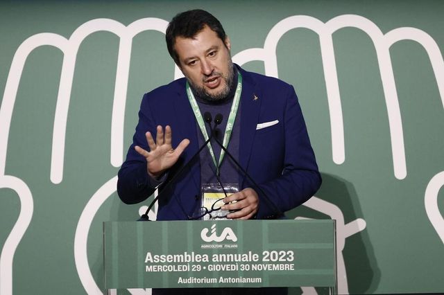 Sciopero dei trasporti venerdì 15 dicembre, Salvini lo precetta e lo riduce a 4 ore