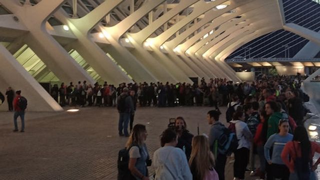 La impresionante imagen de la verdadera solidaridad: miles de voluntarios llenan el centro de coordinación para ayudar