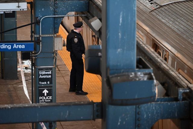 Orrore a New York, dà fuoco a una donna che dorme in metropolitana e la uccide: caccia al killer