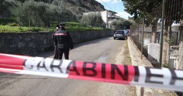 Neonato trovato morto in un giardino nel Parmense