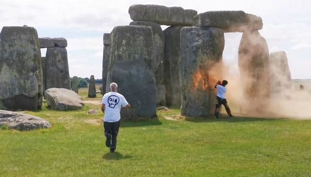 Ecoattivisti di Just Stop Oil spruzzano vernice sui megaliti di Stonehenge, patrimonio Unesco