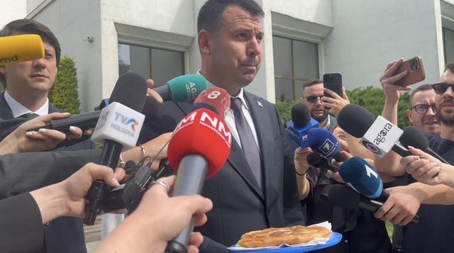 Vasile Costiuc a venit cu o plăcintă la Președinție. Pe cine propune premier