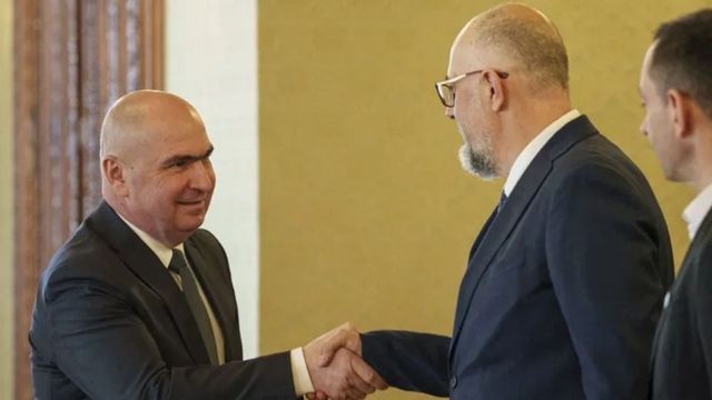 Partidul care s-a răzgândit și nu mai votează moțiunea de cenzură împotriva Guvernului Bolojan, deși a semnat-o