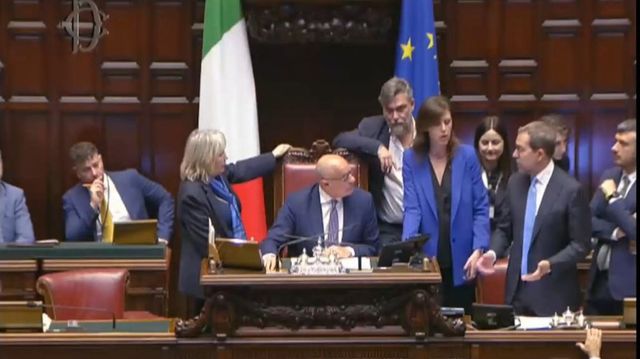 Dl sicurezza, opposizioni occupano banchi governo in Aula