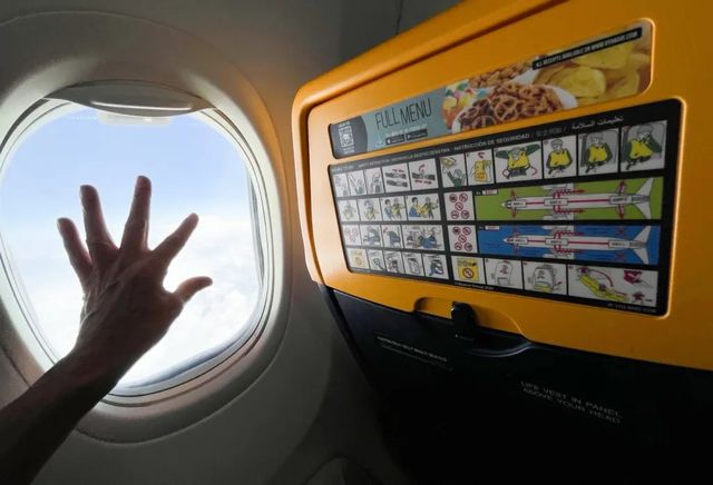 Haos într-un avion ce a decolat din Grecia, un pasager era să fie tras afară pe un geam care s-a spart în timpul zborului