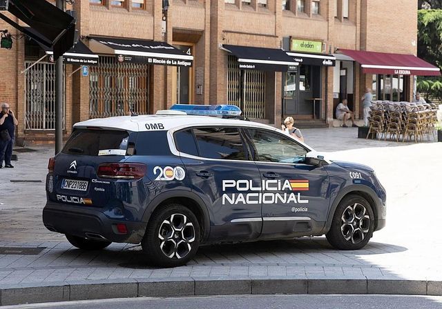 Se envía fotos íntimas de su amiga tras acceder a su móvil mientras ella dormía