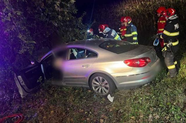 Accident rutier grav în Prahova. Un tânăr de 19 ani murit și doi au fost răniți după ce au ieșit cu mașina în decor