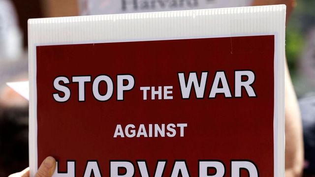 Trump chiede un maxi risarcimento all'Università di Harvard