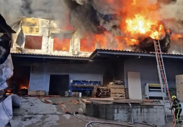 Incendiu de proporții la un depozit de material de construcții din Chișinău. Pompierii intervin cu efective sporite