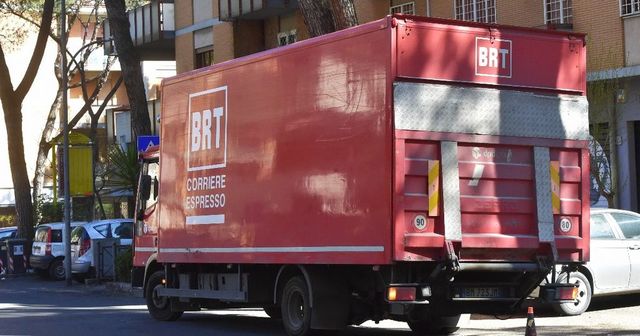 Corriere muore per malore durante consegna, oggi gli scadeva il contratto