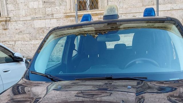 Accoltellata alle spalle da uno sconosciuto, grave una 20enne