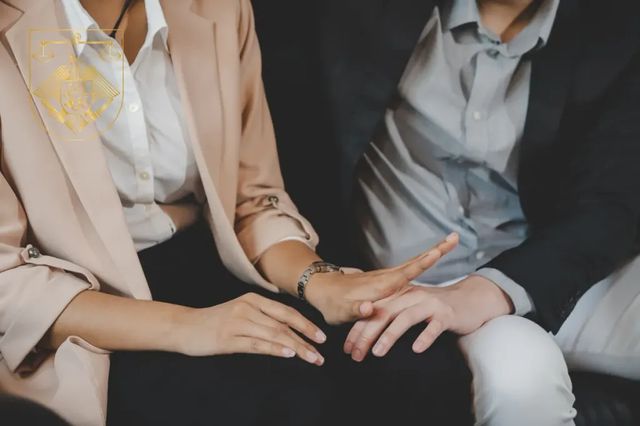 Un bărbat și-a hărțuit sexual colega cu dizabilități și a amenințat-o cu moartea. Inculpatul - condamnat la 4 ani