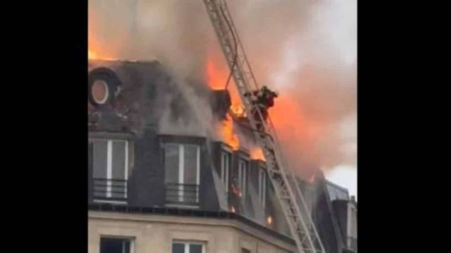 Incendiu la Turnul Eiffel din Paris: Oamenii au fost evacuați