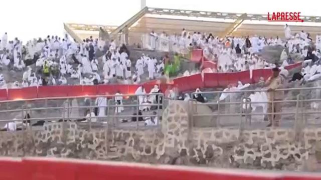 Hajj, time-lapse dei migliaia di pellegrini musulmani a Mina e alla Mecca
