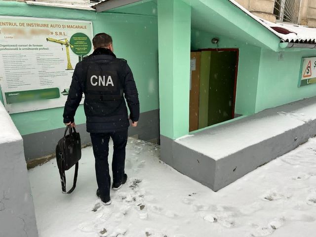 Două persoane au fost reținute pentru 72 de ore într-o schemă de trafic de influență în eliberarea certificatelor de școlarizare