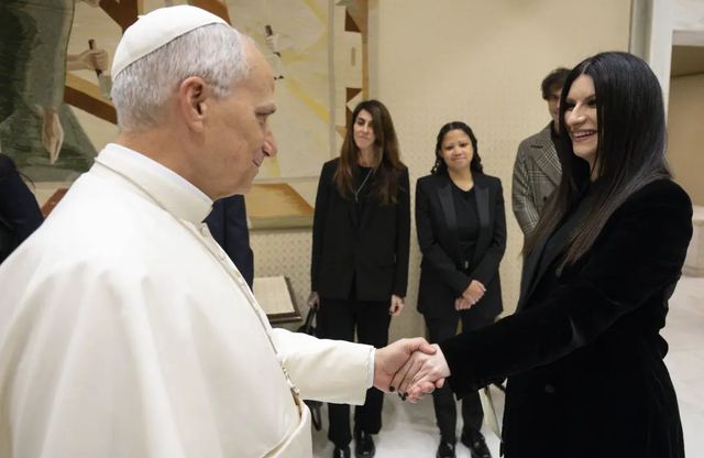 Laura Pausini in Vaticano ricevuta da Leone XIV