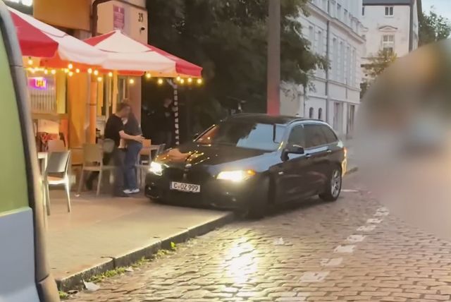 Un moldovean de 17 ani a fost reținut după ce a lovit șase mașini și a intrat cu BMW-ul într-o terasă din Polonia