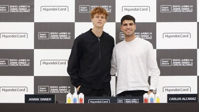 Carlos Alcaraz l‑a învins pe Jannik Sinner într‑un meci demonstrativ la Seul