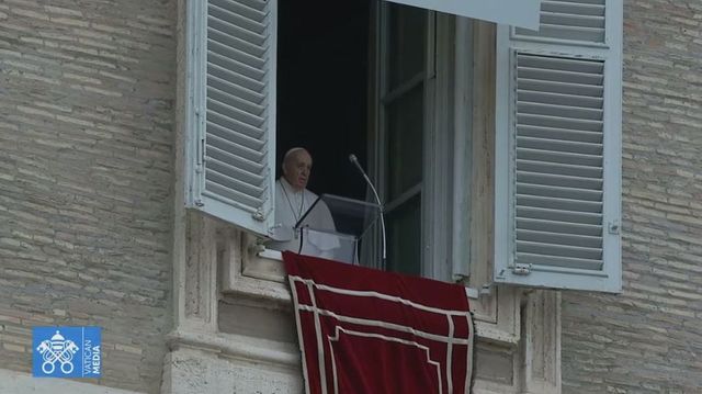 Papa Francesco torna ad affacciarsi su Piazza San Pietro per l'Angelus