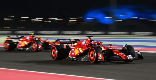 Cosa ci fa Brad Pitt con Leclerc e Sainz nella foto di fine stagione della Ferrari in Formula 1