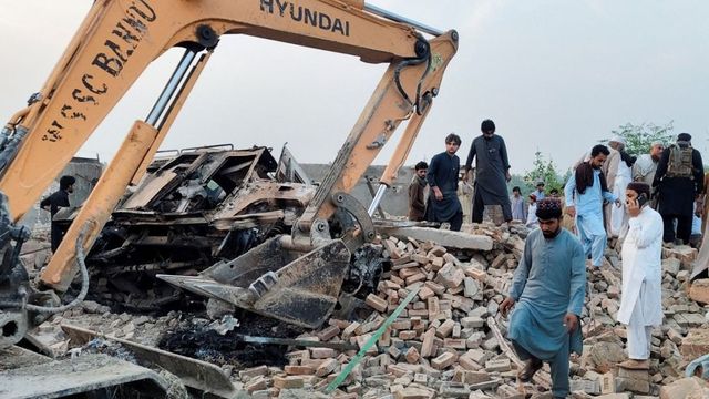 Car bomb attack in northwest Pakistan kills at least 14 police personnel
