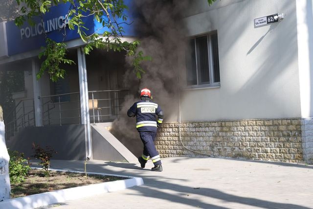 Subsol cuprins de fum într-un bloc din capitală