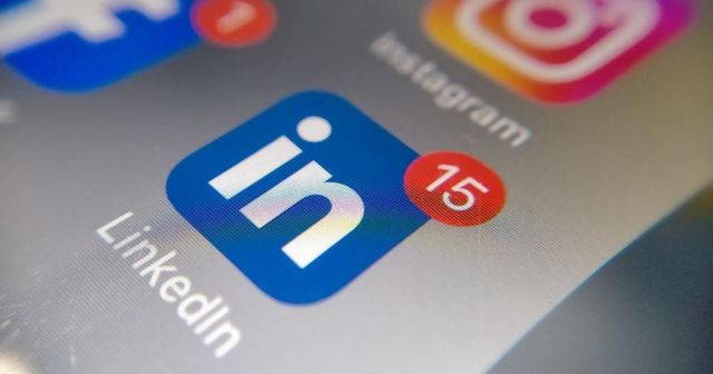 LinkedIn a fost dată în judecată pentru folosirea mesajelor private ale utilizatorilor în antrenarea inteligenței artificiale