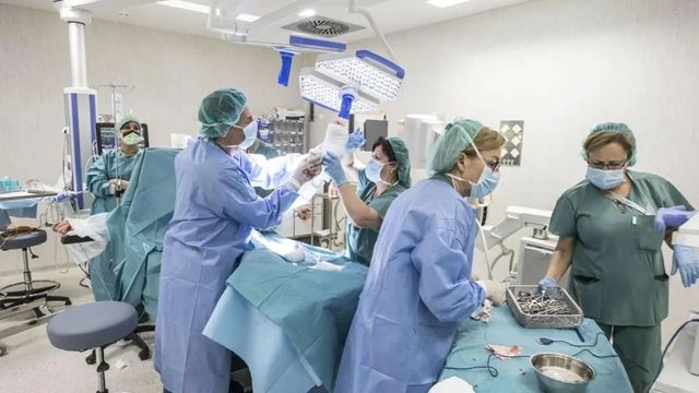 La lista de espera para intervenciones quirúrgicas fuera de plazo se reduce un 18%