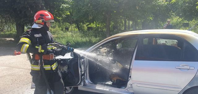 Un bărbat a murit într-o mașină cuprinsă de flăcări într-o parcare din Suceava