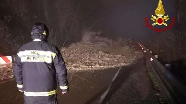 Crolla un muro a Genova, si scava per escludere feriti