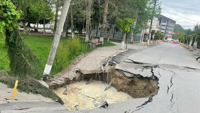 Evacuările vor continua în Slănic, în zona unde s-a surpat o stradă și mai multe clădiri sunt în pericol