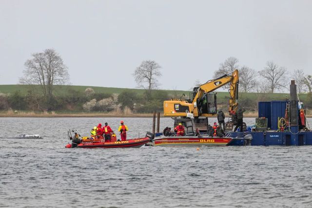 Una barcaza traslada a la ballena Timmy hacia el Báltico