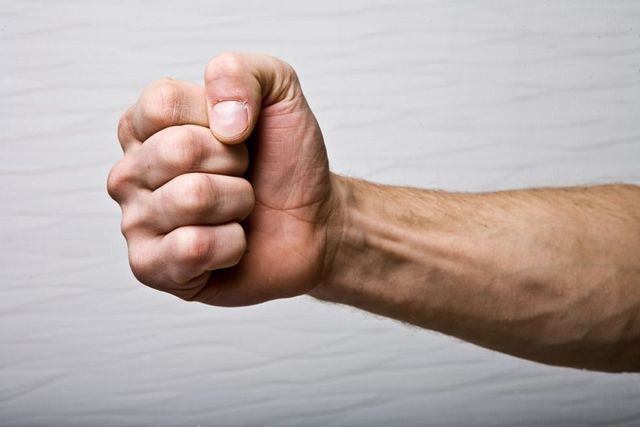 Bărbat condamnat la închisoare pentru violență asupra unui polițist