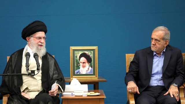 Iran, attivista condannato a 12 anni di carcere per aver messo un punto in risposta a un post di Khamenei