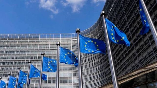 Bruselas presiona a España para aplicar el tipo mínimo del 15%a las multinacionales