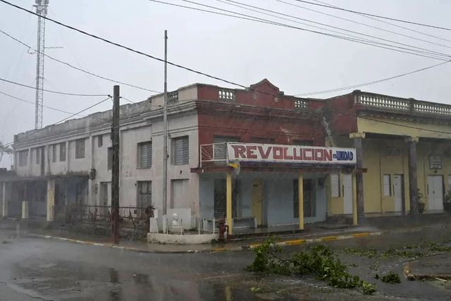 Cuba rămâne fără curent electric din cauza uraganului Rafael