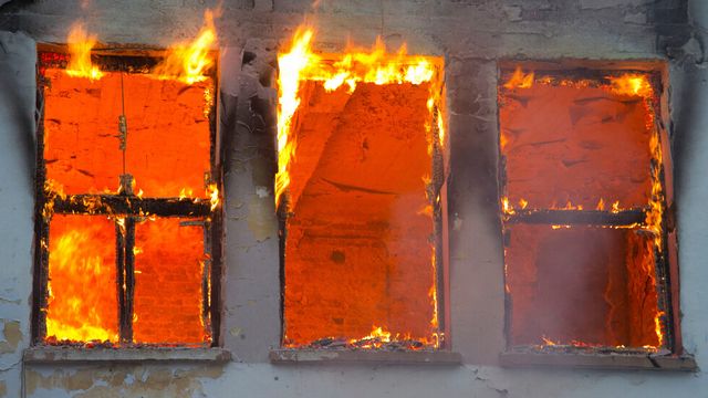 Къща изгоря при пожар в Стара Загора, има задържан