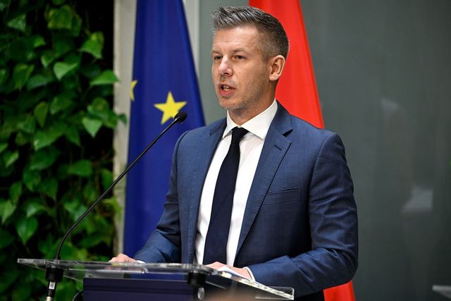 Magyar Péter megmutatta az új pisztolyát